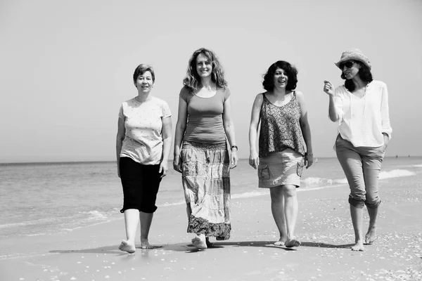 Mulheres maduras posando à beira-mar — Fotografia de Stock
