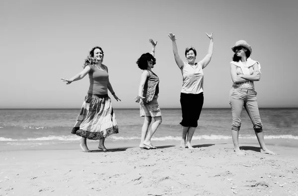 Mulheres maduras se divertindo — Fotografia de Stock