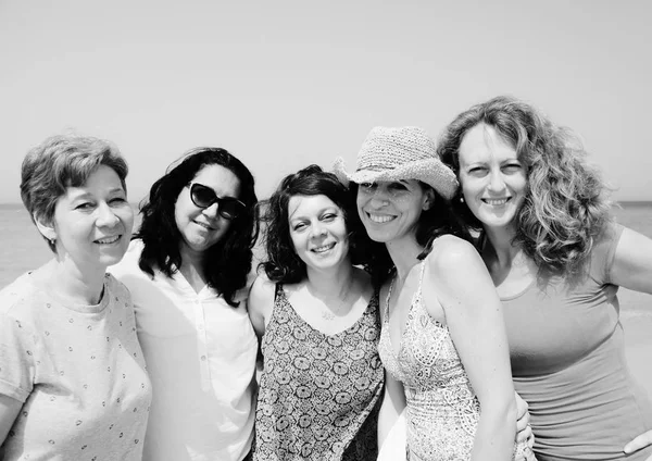 Mulheres maduras posando à beira-mar — Fotografia de Stock