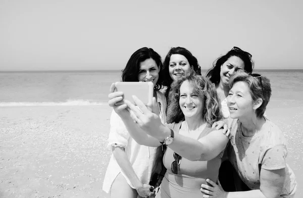 Mogna kvinnor att göra selfie — Stockfoto