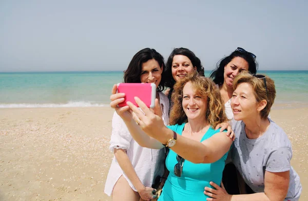 Reife Frauen machen Selfie — Stockfoto