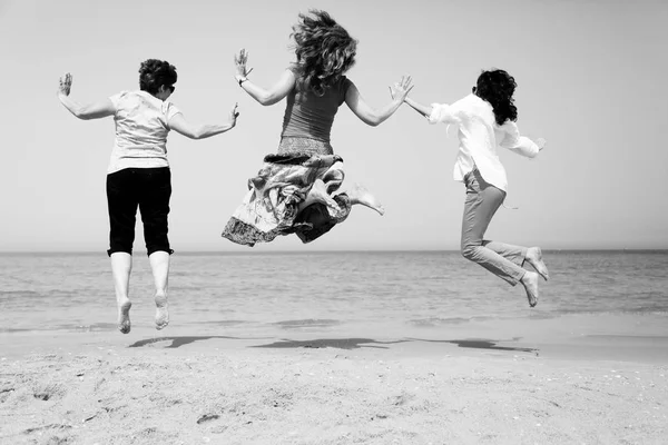 Femmes matures s'amusant sur le bord de mer — Photo