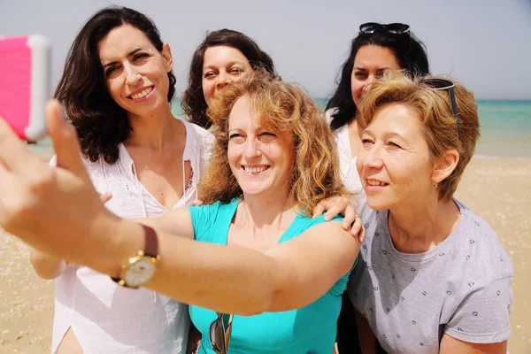 Ώριμες γυναίκες, καθιστώντας selfie — Φωτογραφία Αρχείου