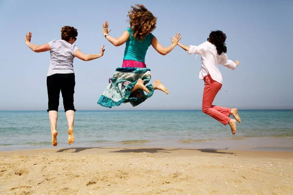 Mujeres maduras divirtiéndose en la playa — Foto de Stock