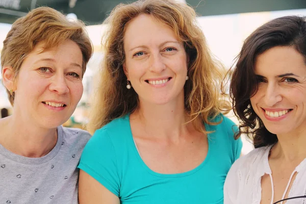 Sonriendo mujeres maduras —  Fotos de Stock