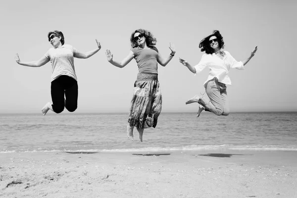 Mulheres maduras se divertindo à beira-mar — Fotografia de Stock