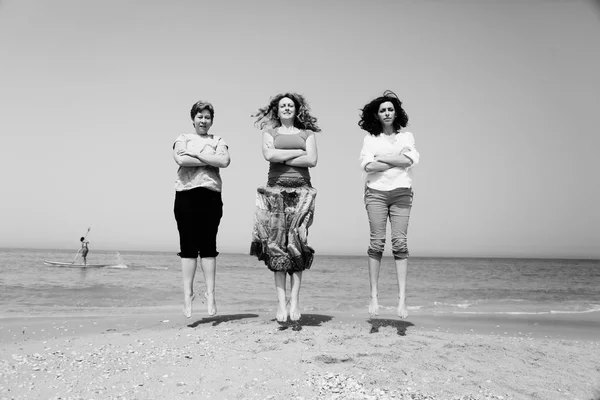 Mujeres maduras divirtiéndose en la playa — Foto de Stock