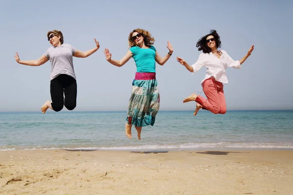 Mujeres maduras divirtiéndose en la playa — Foto de Stock