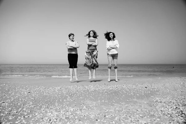 Dojrzałe womans, zabawy nad morzem — Zdjęcie stockowe