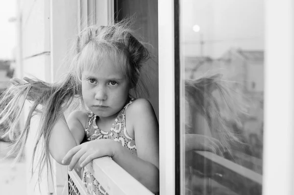 Porträtt av söt liten flicka — Stockfoto