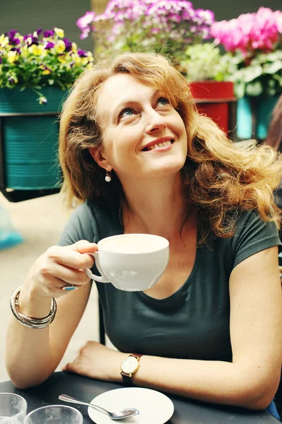 Mulher madura sentada no café ao ar livre — Fotografia de Stock