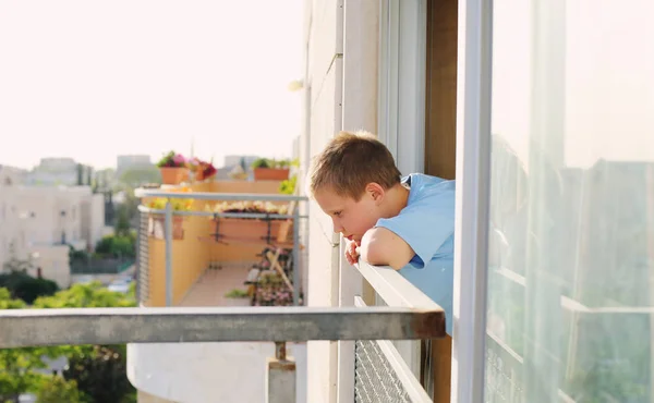 Porträt des süßen Jungen — Stockfoto