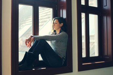 üzgün kadın görünümlü düşünce penceresi