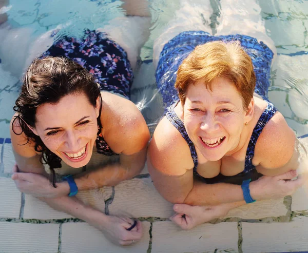 Portret van twee vrouwen in zwembad — Stockfoto