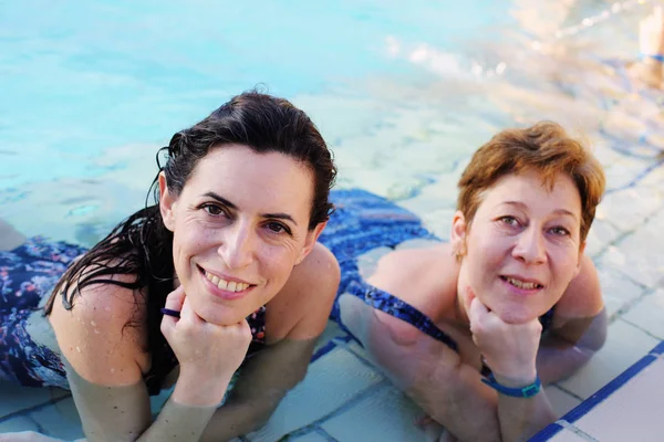 Portret van twee vrouwen in zwembad — Stockfoto