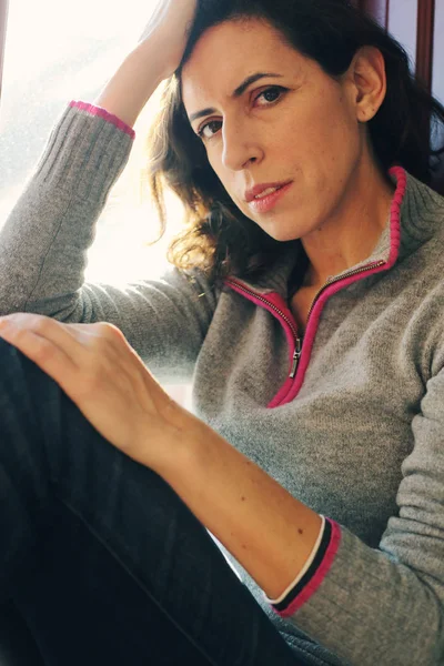 Mujer triste mirando por la ventana — Foto de Stock