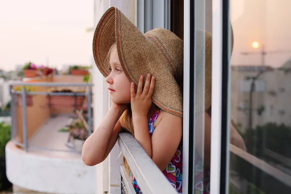 Portret van schattig klein meisje — Stockfoto