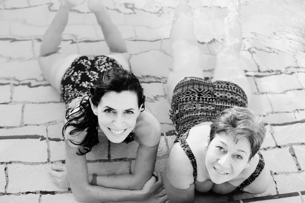 Retrato de dos mujeres en piscina — Foto de Stock