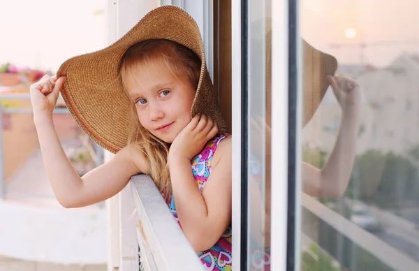 Portret van schattig klein meisje — Stockfoto