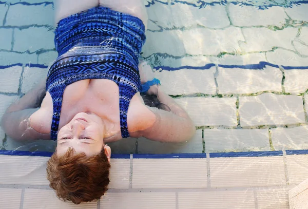 Femme mûre dans la piscine — Photo