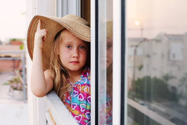 Küçük tatlı bir kızın portresi. — Stok fotoğraf