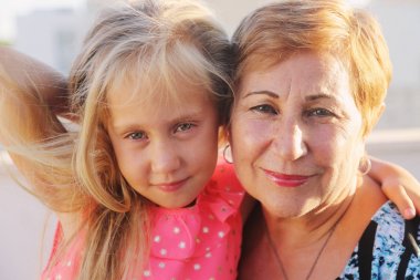 Büyükanne torunu ile portresi