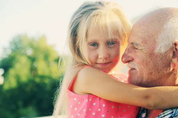 Abuelo celebración nieta — Foto de Stock