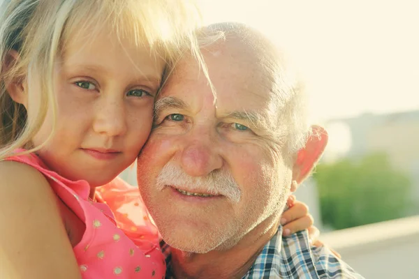 Avô segurando neta — Fotografia de Stock