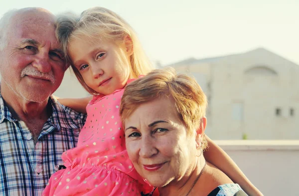 Happy grandparents and granddaughter — Stock Photo, Image