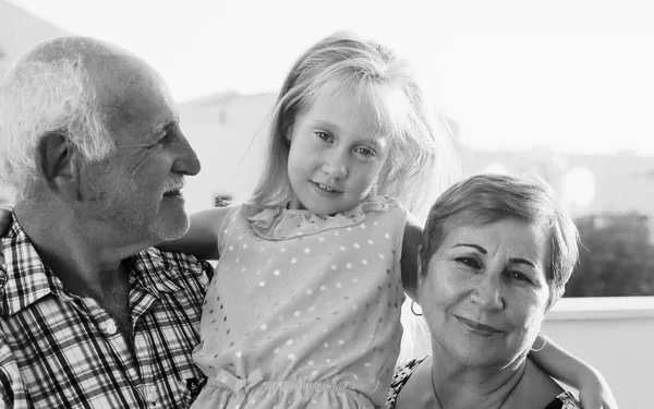 幸福的爷爷奶奶和孙女 — 图库照片