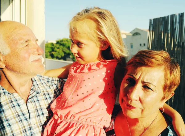 Abuelos felices y nieta —  Fotos de Stock