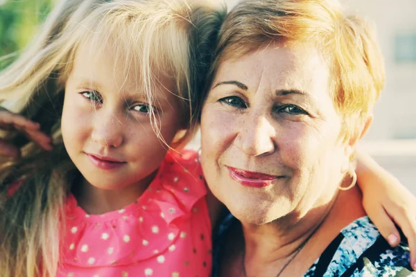 Портрет бабушки с внучкой — стоковое фото
