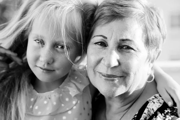 Portrait de grand-mère avec petite-fille — Photo