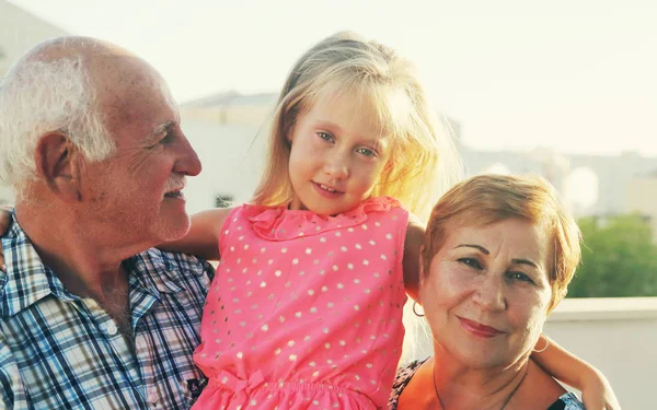 Счастливые бабушка и дедушка и внучка — стоковое фото