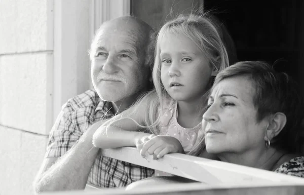 Abuelos felices y nieta — Foto de Stock