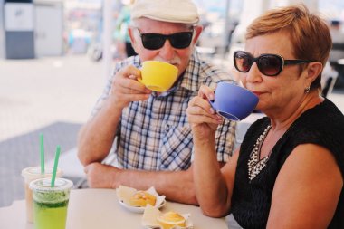 Çay içen yaşlı çift.