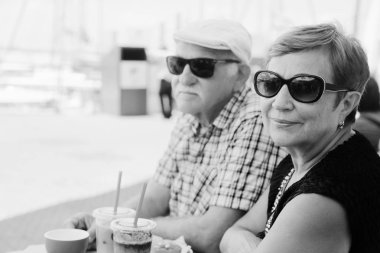 Kafede oturan üst düzey Çift