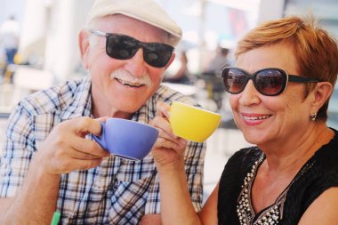 Çay içen yaşlı çift.