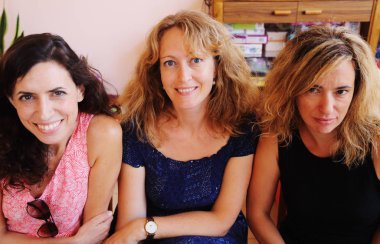 Olgun kadın gülümseyerek