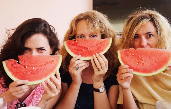 Olgun kadın karpuz yeme