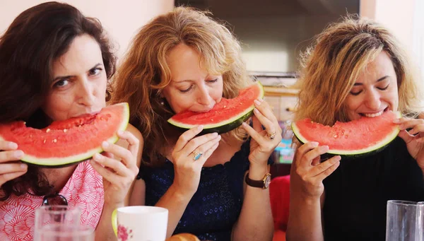 Olgun kadın karpuz yeme