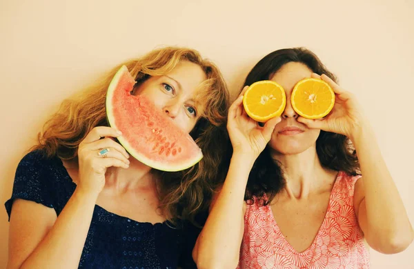 portakal ve karpuz tutan kadın