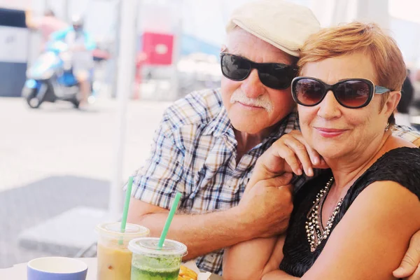 Kafede oturan üst düzey Çift