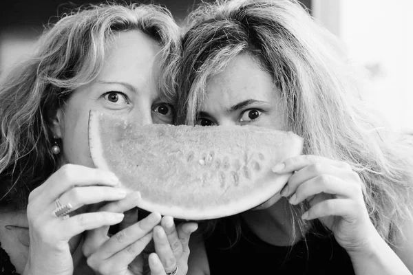 Olgun kadın karpuz yeme