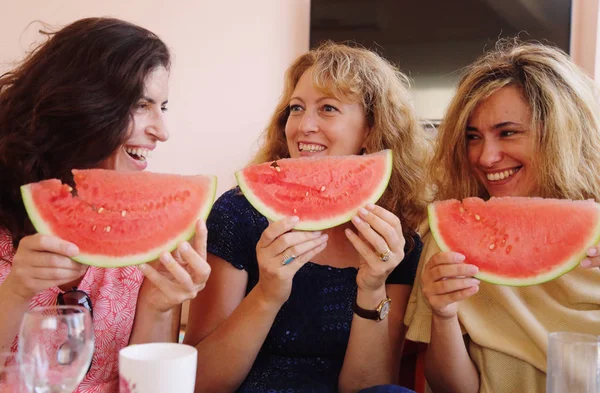 Reife Frauen essen Wassermelone — Stockfoto