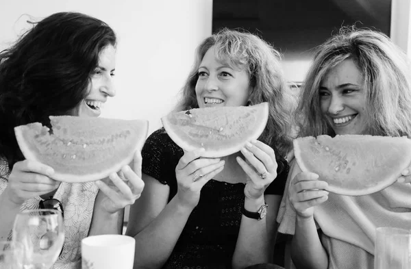Érett nők étkezési görögdinnye — Stock Fotó