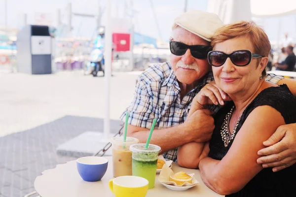 Kafede oturan üst düzey Çift