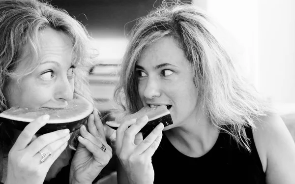 Mulheres maduras comendo melancia — Fotografia de Stock