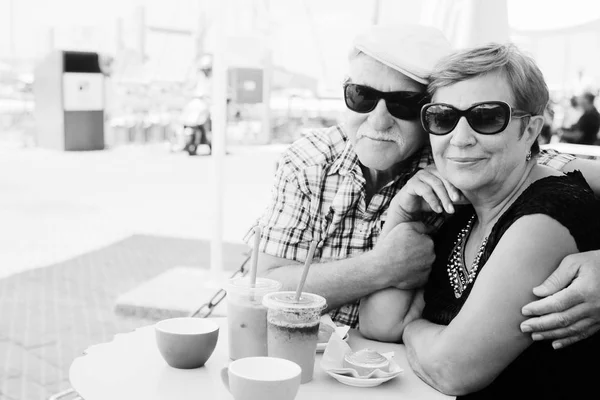 Seniorenpaar sitzt im Café — Stockfoto