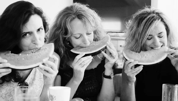 Olgun kadın karpuz yeme